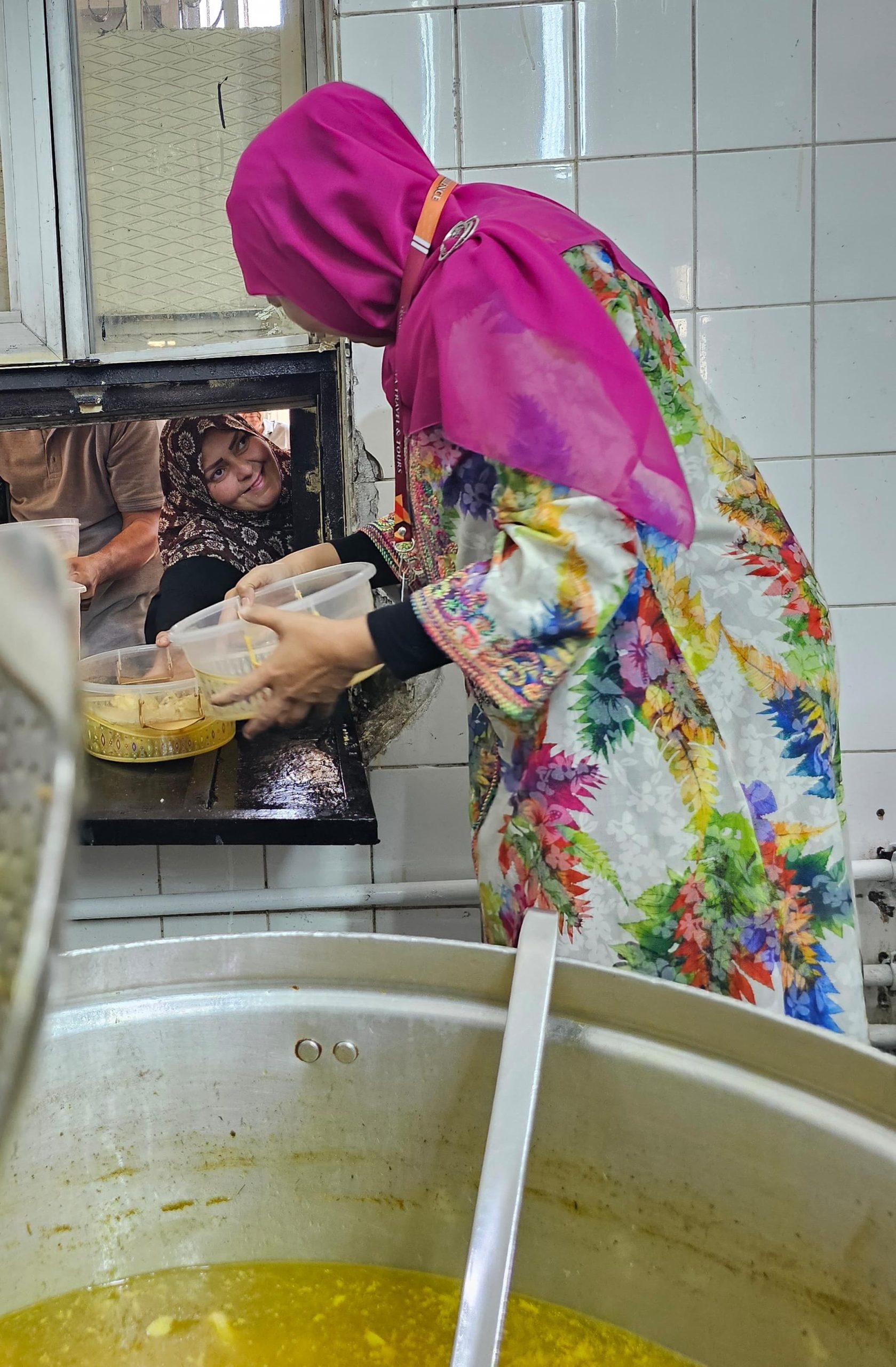 Khofifah membagikan makanan pada dhuafa dan fuqoro