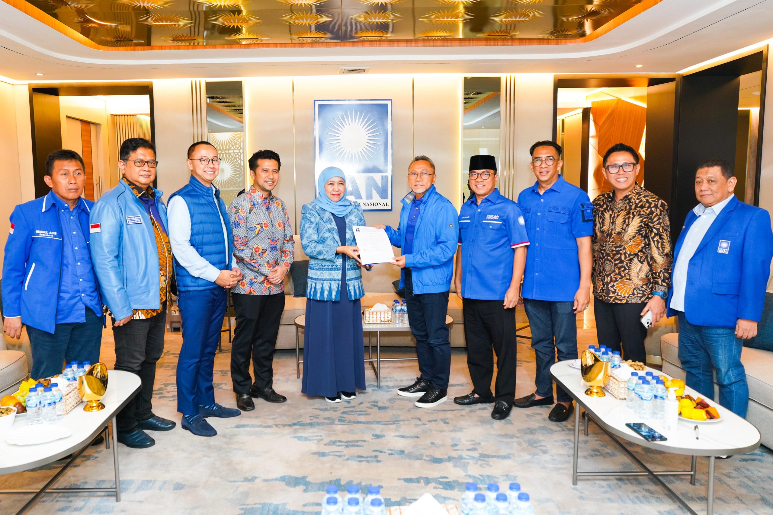 Penyerahan SK oleh Zulkifli Hasan pada Khofifah–Emil Dardak di Kantor DPP PAN Jakarta
