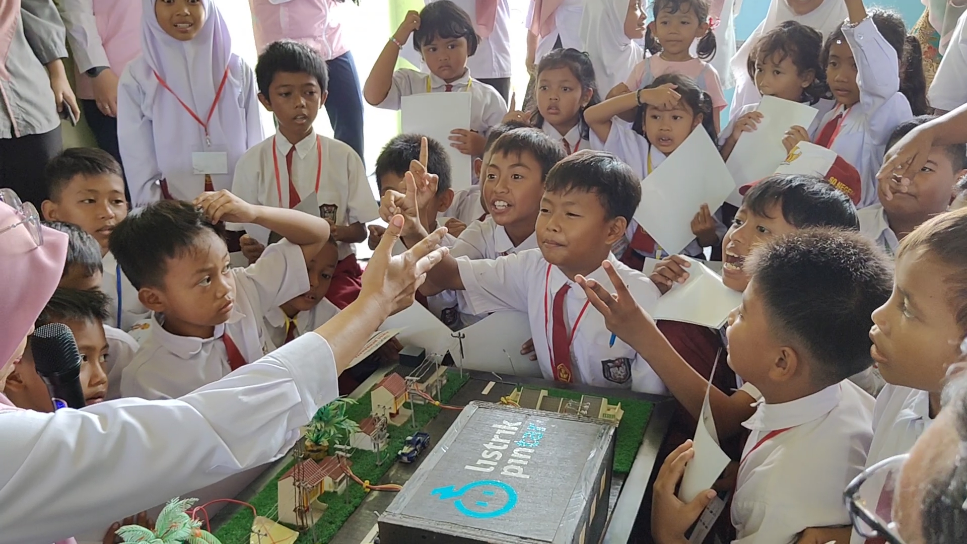Srikandi PT PLN (Persero) UP3 Mojokerto gelar aksi mengajar di Hari Anak Internasional