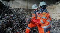 Fasilitas pengolahan limbah dan sampah menjadi bahan bakar alternatif di area green zone Pabrik Narogong, Jawa Barat.